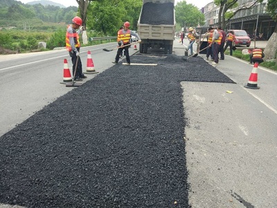 衡陽南岳區(qū)公路局積極修復(fù)破損瀝青路面【圖】
