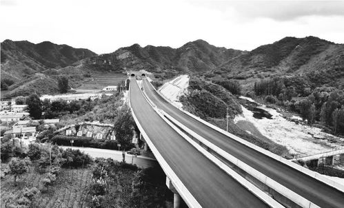 凌綏高速公路首段瀝青路面貫通，通車在即推動區域發展