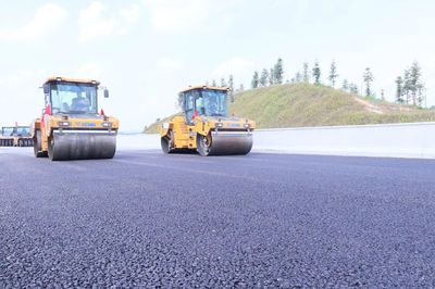 尋龍高速建設新進展 ATB-25上基層試驗段啟動攤鋪，路橋附屬工程勞務分包同步推進